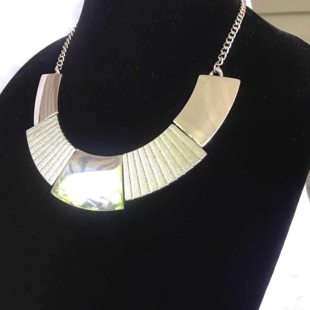 Silver Bib/Choker Statement Necklace women’s. Smart casual jewellery - Picture 1 of 7